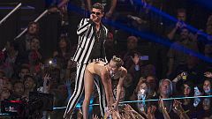 Miley Cyrus, CNN et un dictionnaire sont dans un bateau…