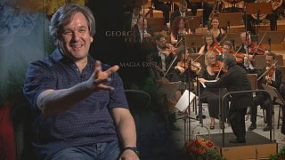 Ein Meister der Musik und sein Orchester auf Tournee