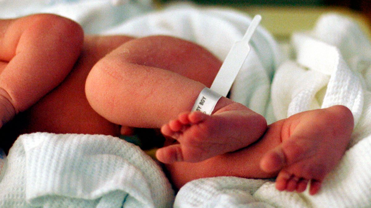 Children born to young mothers ‘more likely’ to die in childhood