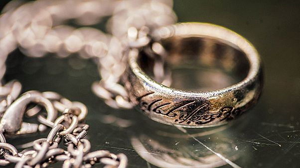Hobbitláb és Frodo kardja a Gyűrűk ura aukcióján Hobbitláb és Frodo kardja a Gyűrűk ura aukcióján