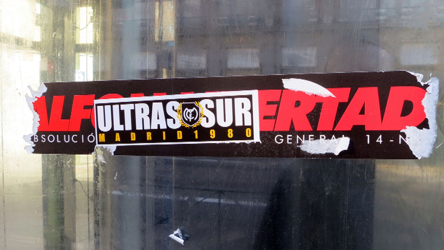 Multa a cuatro aficionados del Real Madrid por mostrar símbolos nazis