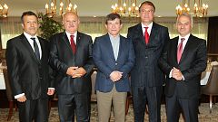 Davutoğlu pilotlarla kahvaltı yaptı