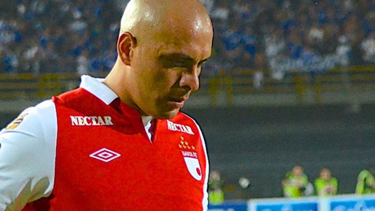 Independiente Santa Fe buy shirts from street vendor after forgetting kit