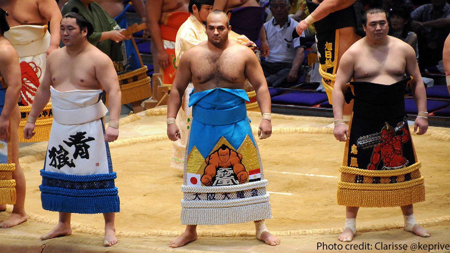 Un lutteur égyptien au sommet du sumo