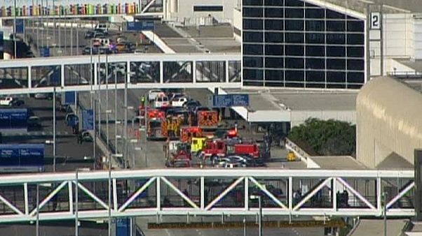 إصابة 3 أشخاص على الاقل في حادث إطلاق نار بمطار لوس أنجليس الدولي إصابة 3 أشخاص على الاقل في حادث إطلاق نار بمطار لوس أنجليس الدولي