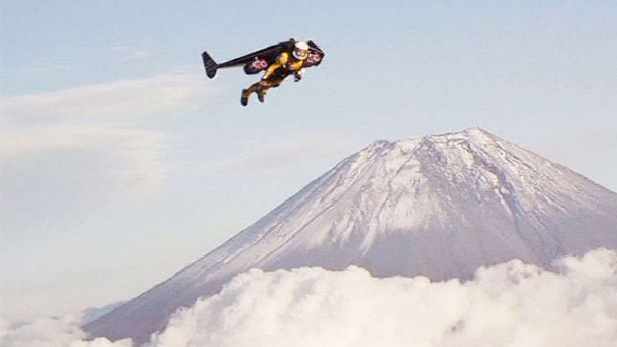 Jetman Yves Rossy: Sprung aus Helikopter und Flug um Fuji-Vulkan in Japan