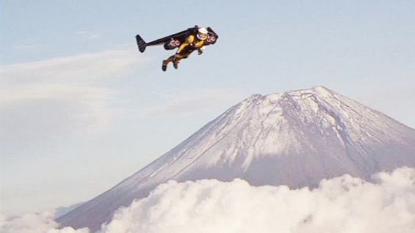 "Jetman" Yves Rossy fait le tour du Mont Fuji à 300km/h "Jetman" Yves Rossy fait le tour du Mont Fuji à 300km/h