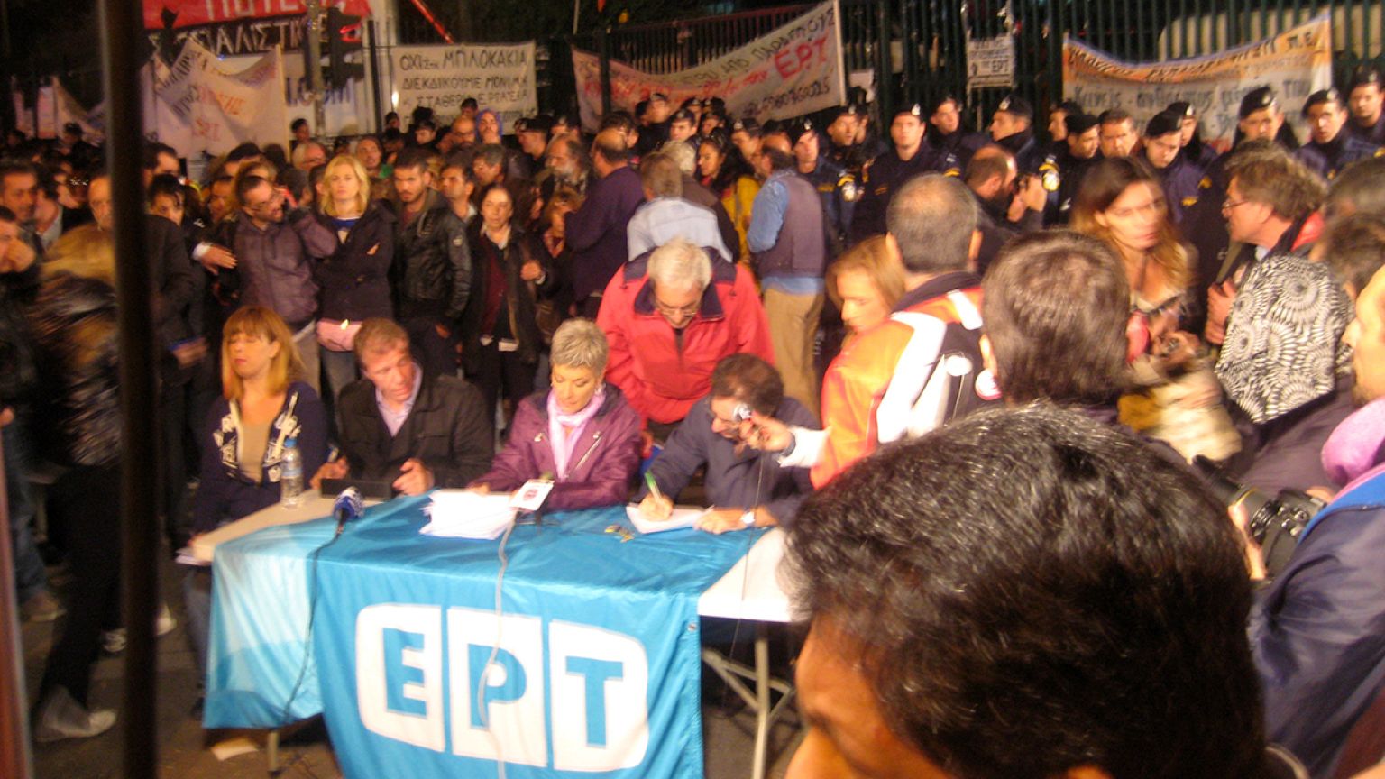 Δελτίο ειδήσεων έξω από το Ραδιομέγαρο της ΕΡΤ