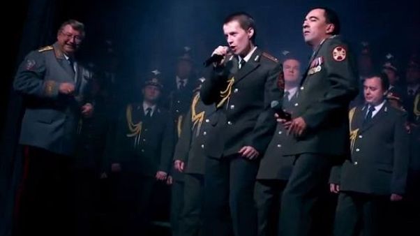 Российские полицейские поют о счастье и деньгах Российские полицейские поют о счастье и деньгах