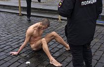 Un opposant russe se cloue les testicules sur la Place Rouge