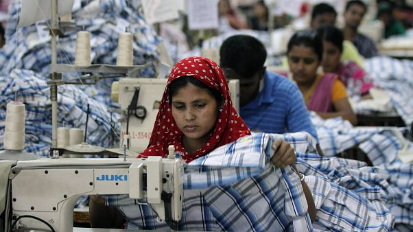 Az éhbérért dolgozó bangladesi textilmunkások összecsaptak a rendőrökkel Az éhbérért dolgozó bangladesi textilmunkások összecsaptak a rendőrökkel