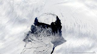 Gigantikus jéghegy fenyegeti a hajókat a déli féltekén