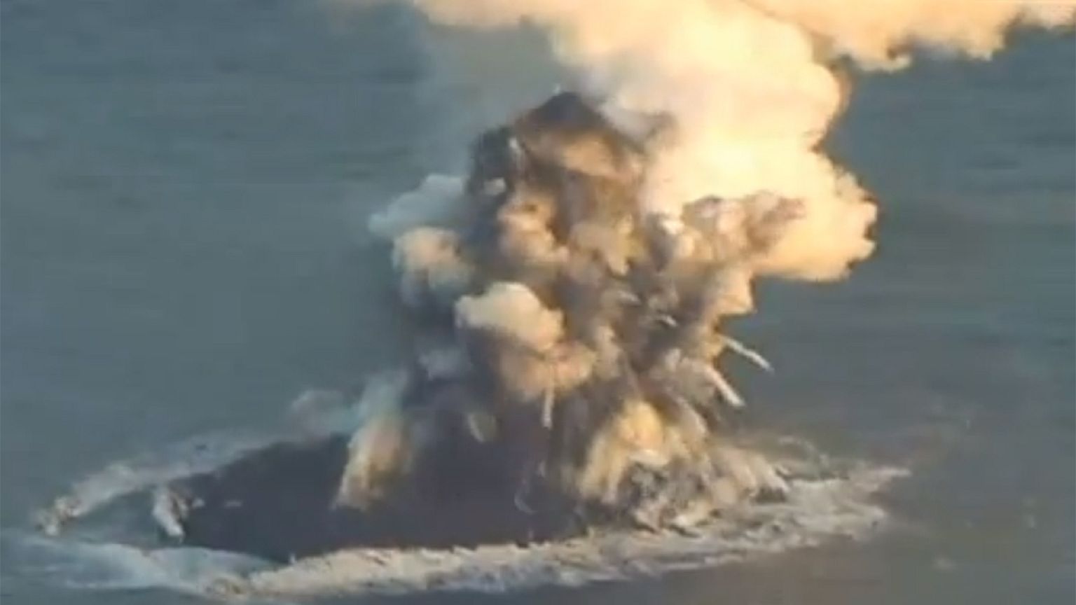 [Vidéo] Naissance d'une nouvelle île volcanique au large du Japon