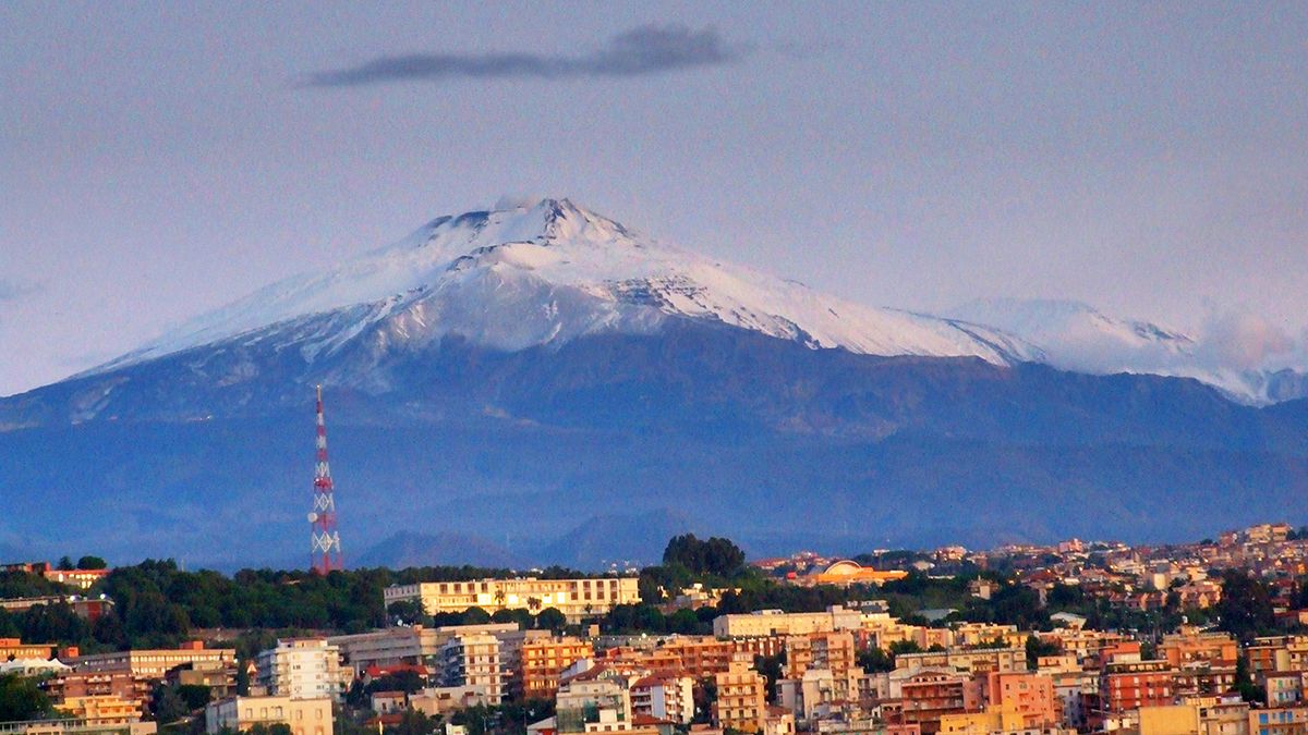 Après l'éruption de l'Etna, pluie de roches volcaniques sur la Sicile
