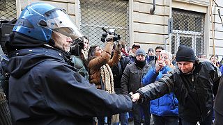 Ιταλία: Διαδηλωτές και ΜΑΤ αγκαλιά στις διαδηλώσεις!