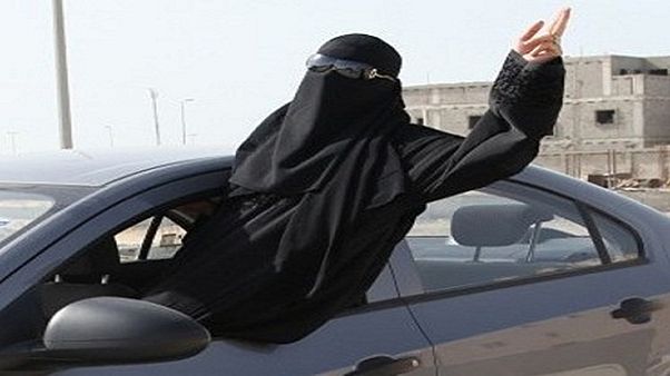 توقيف ناشطتين سعوديتين قادتا سيارة في الرياض توقيف ناشطتين سعوديتين قادتا سيارة في الرياض