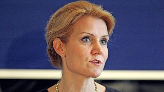 A csinos dán miniszterelnöknő mindenkivel flörtöl