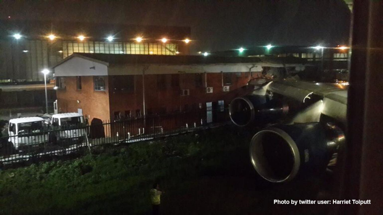 Αεροσκάφος της British Airways χτύπησε σε κτίριο του αεροδρομίου στο Γιοχάνεσμπουργκ