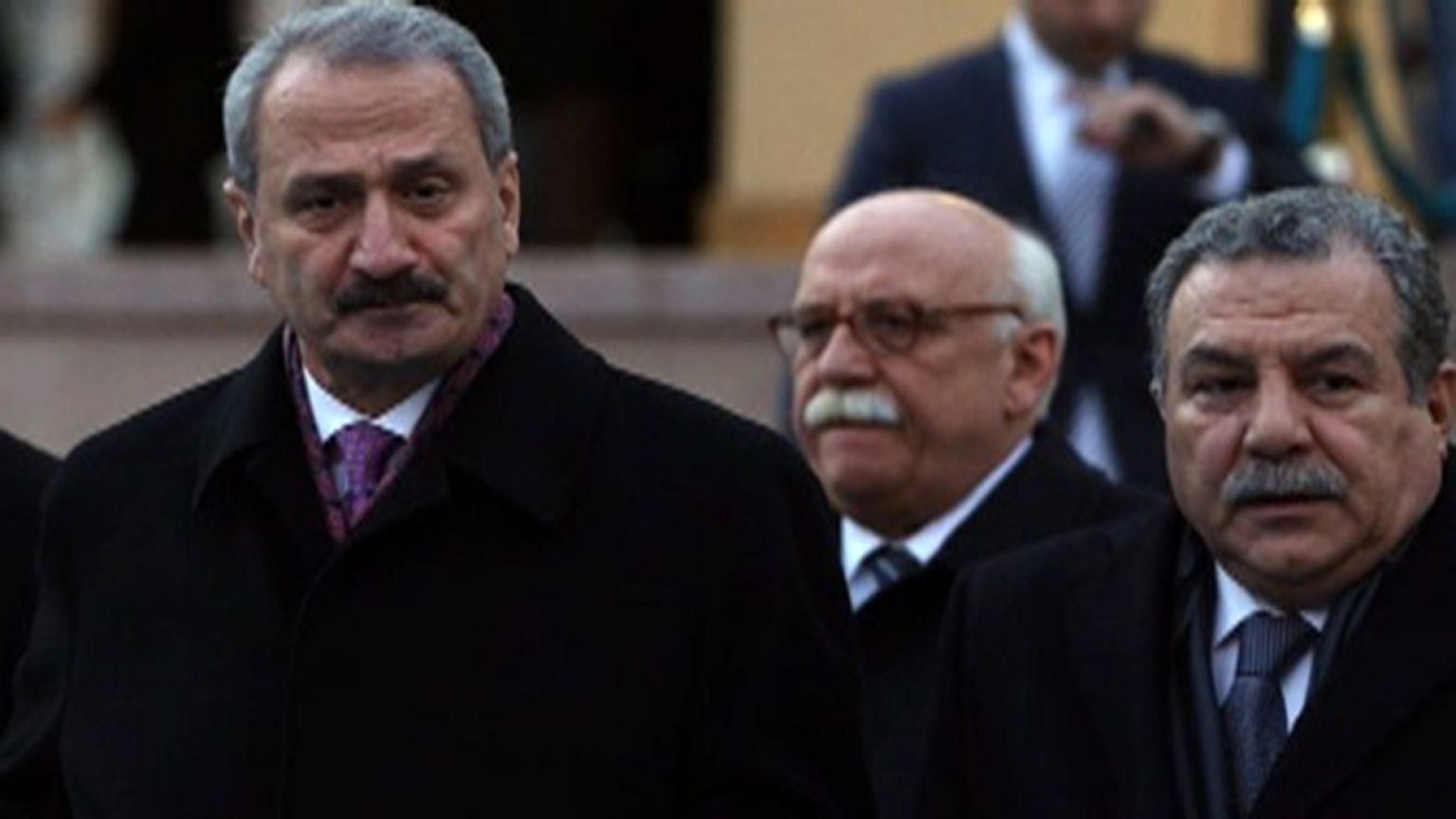 İki bakan istifa etti