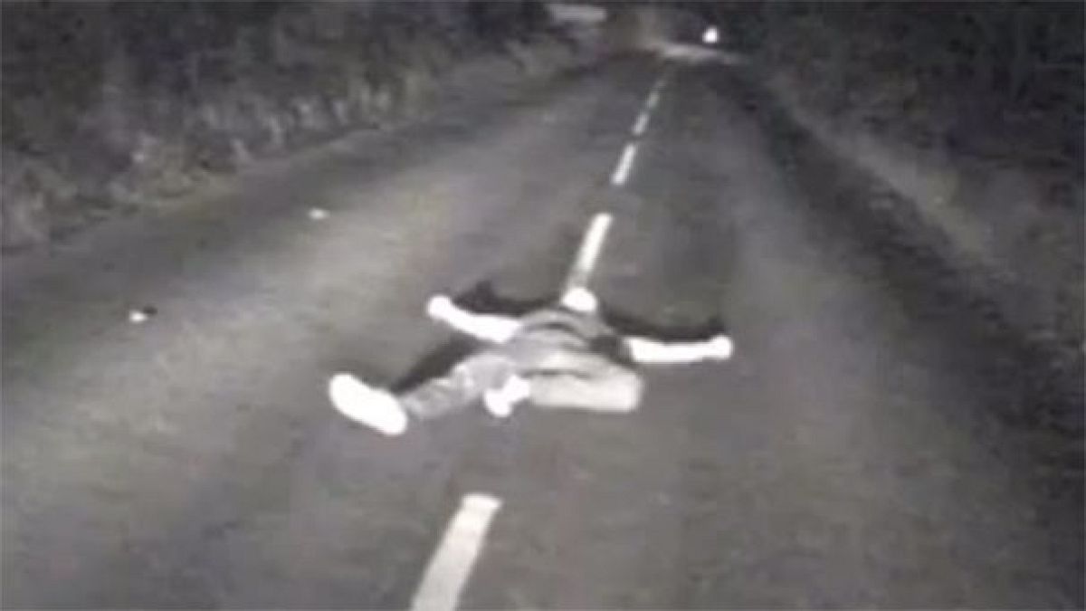 [Video] un borracho a unos centímetros de morir atropellado en Reino Unido