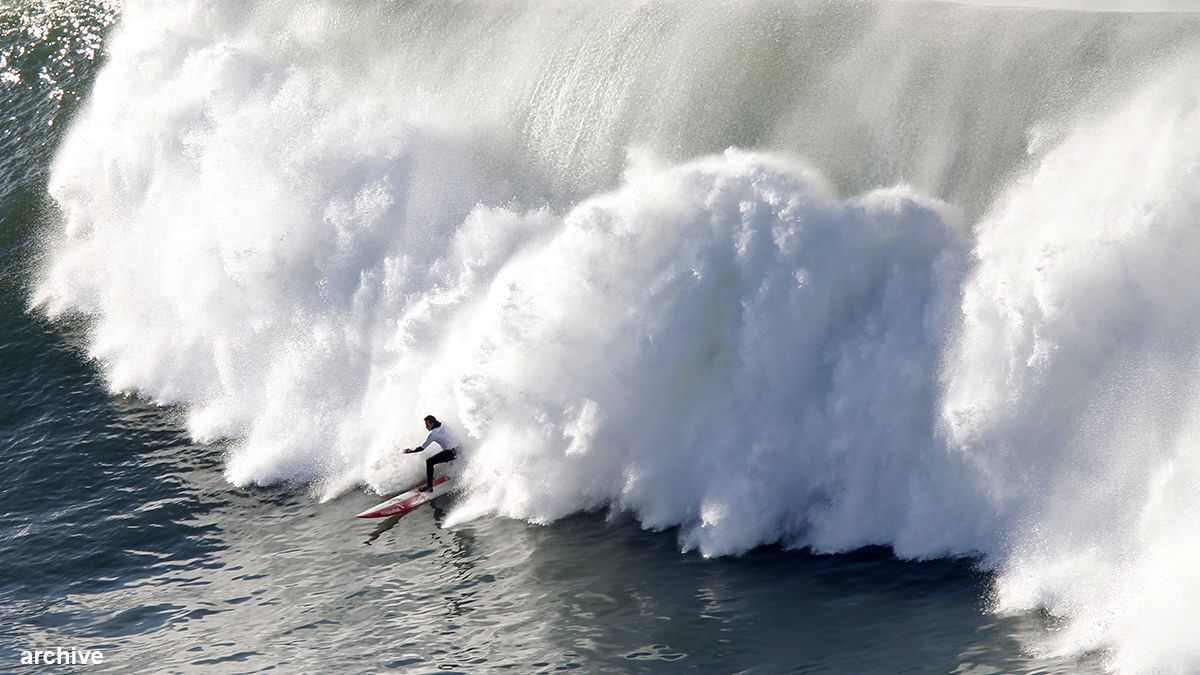 Tempête Hercules : les surfeurs à l'assaut des vagues géantes