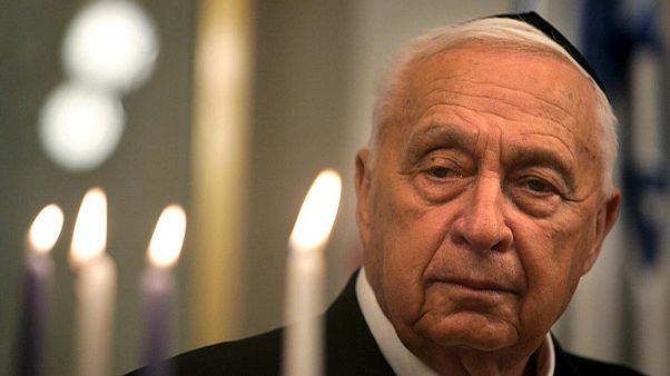Sharon: "leader coraggioso" in Israele, "un criminale" per i palestinesi Sharon: "leader coraggioso" in Israele, "un criminale" per i palestinesi