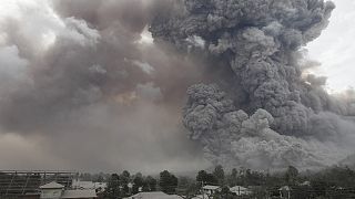 ثوران بركان جبل سينابونغ في اندونيسيا
