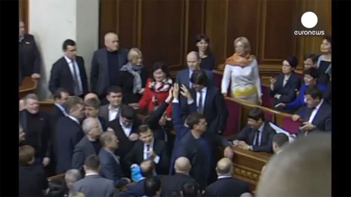 Ουκρανία: Βουλευτές πέταξαν ρύζι και βρώμη σε βουλευτή – Βίντεο