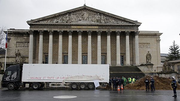 Descarga toneladas de estiércol ante la Asamblea Nacional francesa Descarga toneladas de estiércol ante la Asamblea Nacional francesa