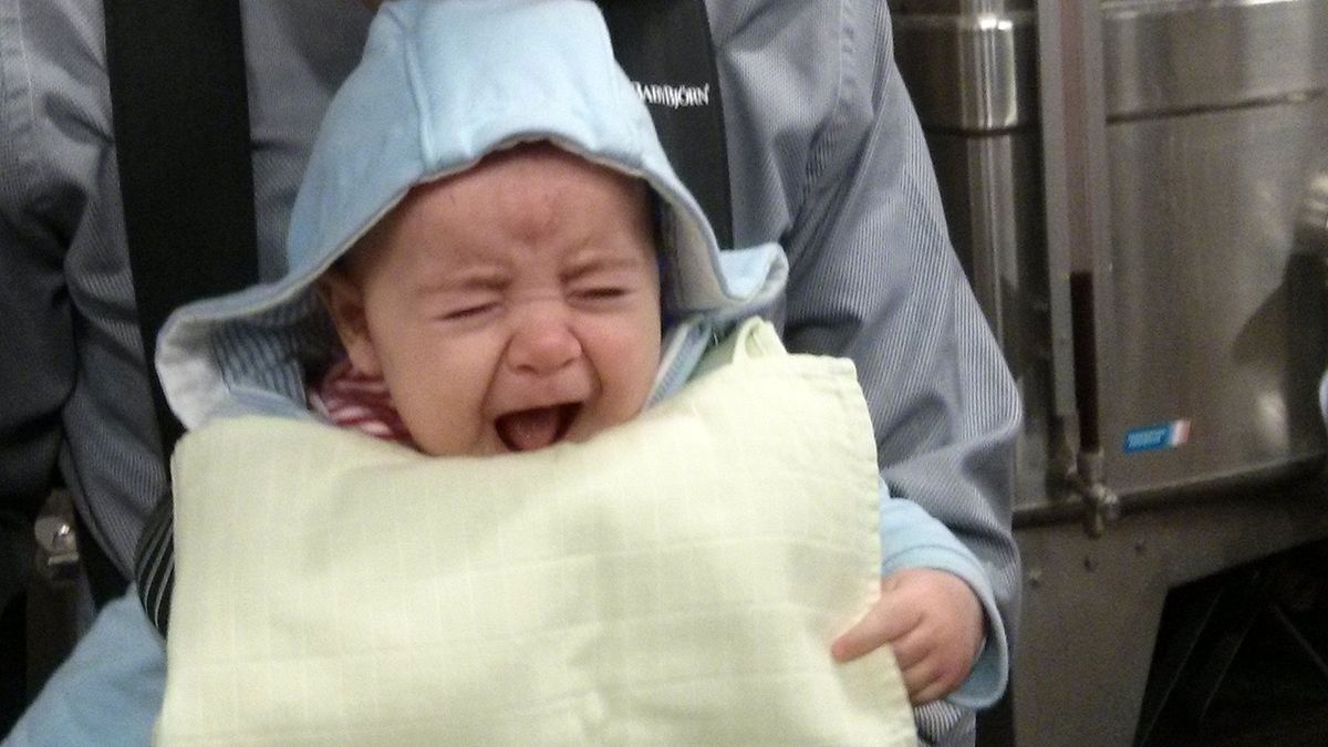 Τα μωρά κλαίνε «ψεύτικα» για να τραβήξουν την προσοχή των γονιών