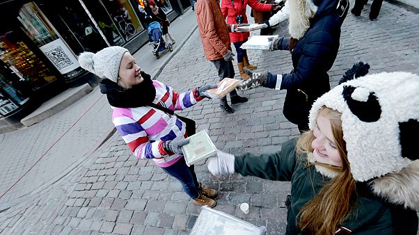 Une chaîne de lecteurs de deux kilomètres de long à Riga Une chaîne de lecteurs de deux kilomètres de long à Riga