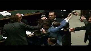 Πεδίο μάχης η ιταλική βουλή: Χαστούκισαν βουλευτή - Βίντεο