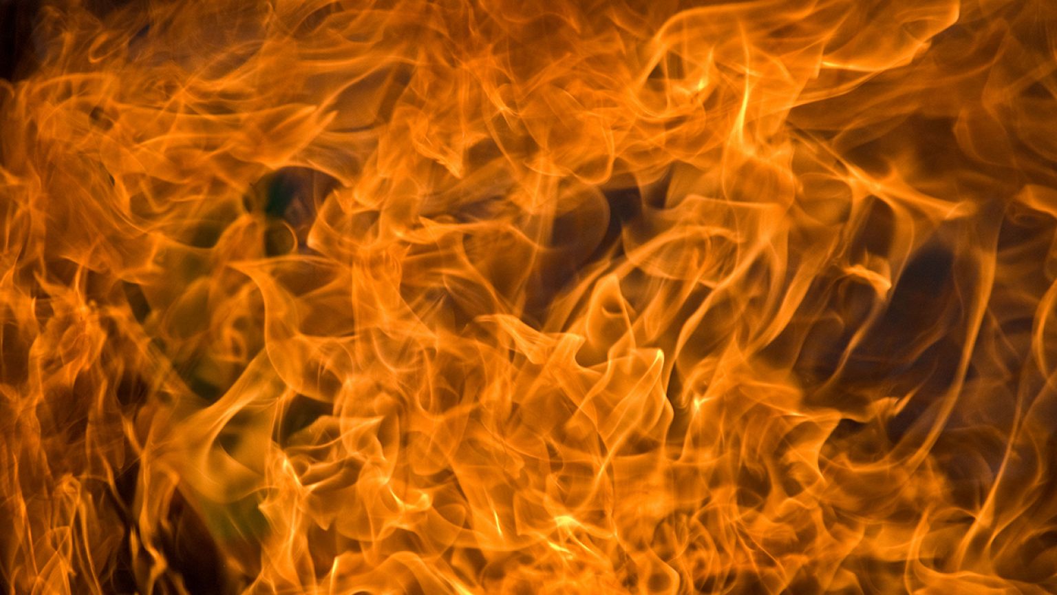 [Vidéo] Il prend feu en voulant incendier un camion