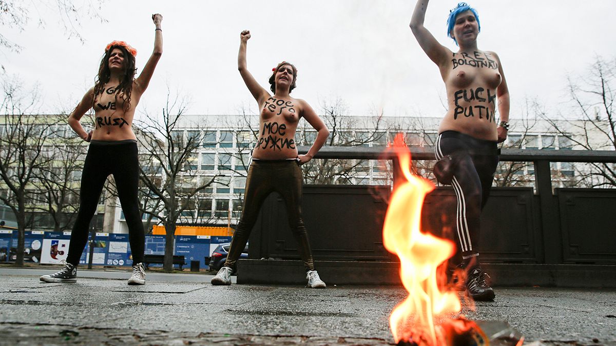 Femen разделись перед посольством России в Берлине: «золото - геям!»