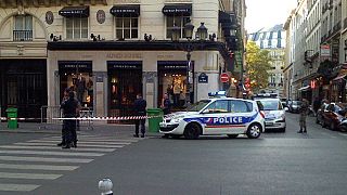 Французы такие французы: парижский грабитель попался из-за поцелуя
