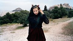 Μια Πορτογαλίδα φωτογραφίζει τους νέους της Αθήνας