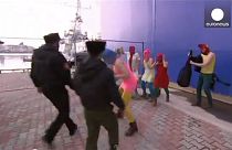 فريق بوسي رايوت الغنائي يتعرض للضرب بالسياط في سوتشي