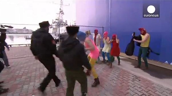 Brutálisan bántak a Pussy Riot tagjaival Brutálisan bántak a Pussy Riot tagjaival