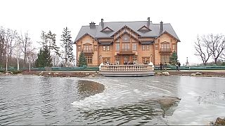 Ukrainians take a look around Yanukovich compound