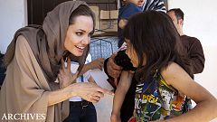 أنجلينا جولي تلتقي اطفالا سوريين لاجئين خلال زيارتها للبنان