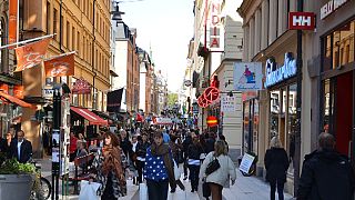 Dühös munkanélküliekből álló tömeget kellett oszlatnia a svéd rendőrségnek