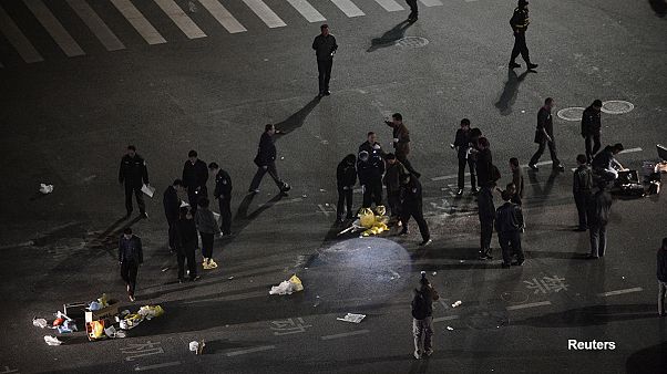 Κίνα: 27 νεκροί από επίθεση με μαχαίρια σε σιδηροδρομικό σταθμό Κίνα: 27 νεκροί από επίθεση με μαχαίρια σε σιδηροδρομικό σταθμό