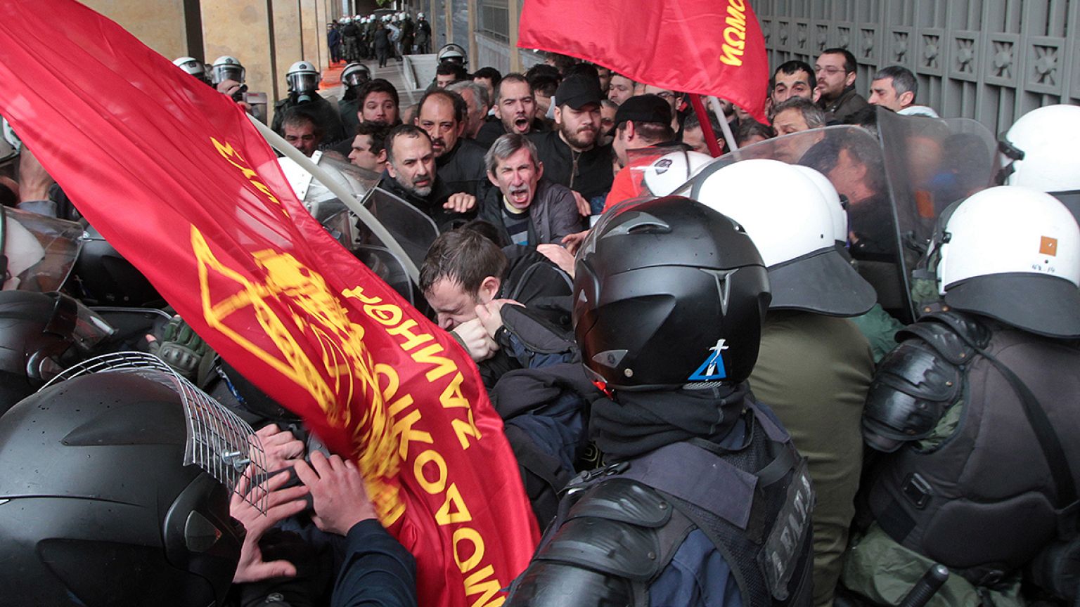Επεισόδια στο κέντρο της Αθήνας – Τραυματισμός ευρωβουλευτή του ΚΚΕ