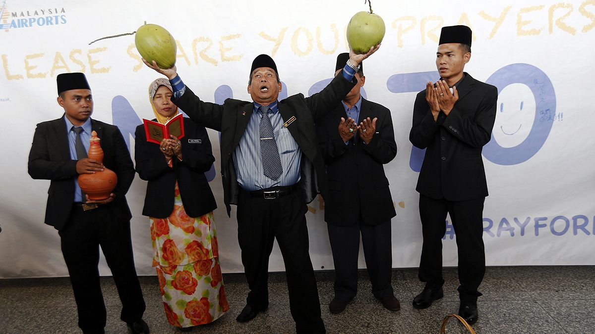 Власти Малайзии подключили шамана к поискам пропавшего самолета