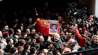 Турция: тысячи скорбящих пришли на похороны подростка
