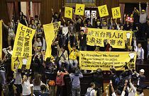 Сотни протестующих заняли здание парламента Тайваня