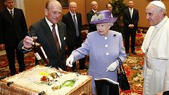 Елизавета II подарила папе римскому бутылку виски и 12 яиц