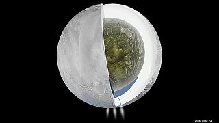 Weltraumsonde "Cassini" untersucht Saturnmond Enceladus auf