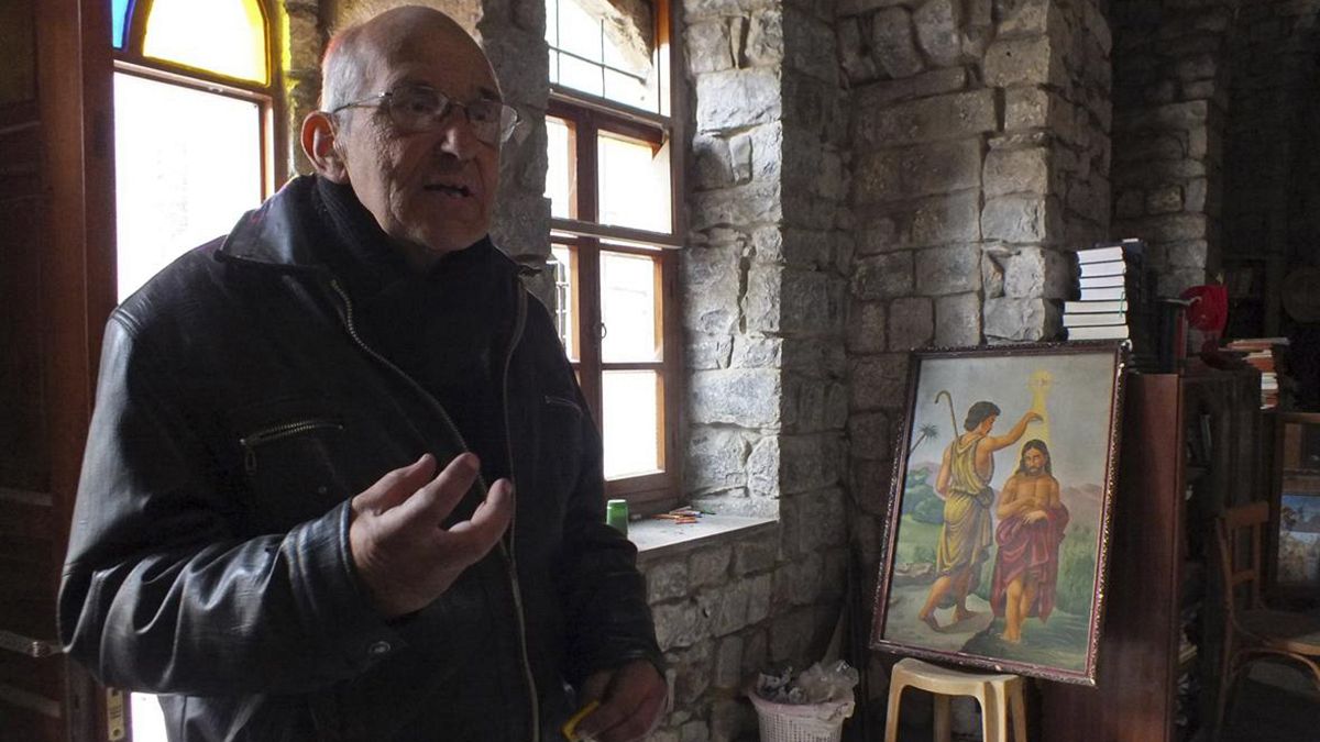 مقتل الكاهن الهولندي فرانز فان در لوغت برصاص مسلح في مدينة حمص المحاصرة