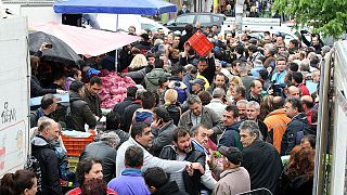Ελλάδα: Ένταση και ουρές για τα δωρεάν τρόφιμα που μοιράζουν οι παραγωγοί λαϊκών αγορών